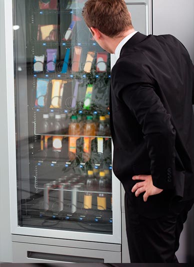 Hermanos Jiménez Gutiérrez hombre observando máquina de snacks y bebidas